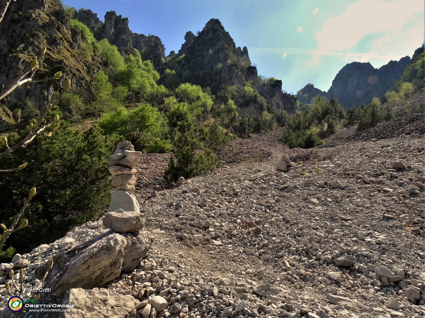 54 Ecco il sentiero per Val Gerona-Alben che ritrovo in alto sul ghiaione .JPG